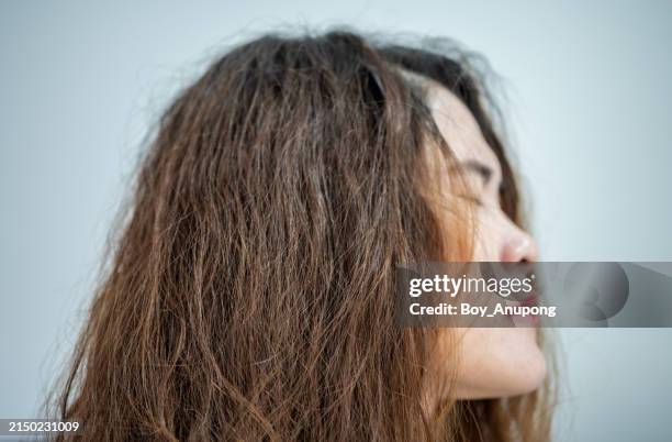 Dry hair video variant showing moisture and hydration messaging
